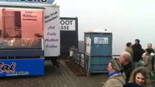 Продавец копченых угрей