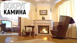 Уютная гостиная с камином и креслом 