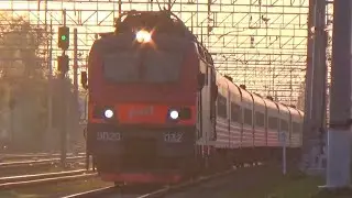 Электровоз ЭП20-032 с фирменным поездом № 020 Москва - Ростов и приветливой бригадой