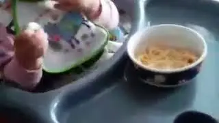 Мы кушаем спагетти!))