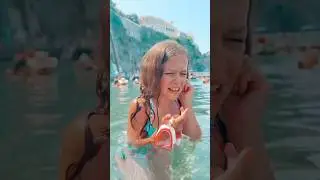 She lost her earring in the sea 