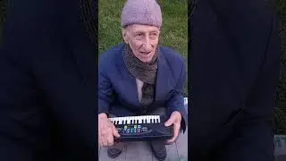 Одиночество и боль не сломили, смотрите какая у него добрая улыбка❤