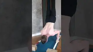 Отжимание В СТОЙКЕ НА РУКАХ 🤯 #shorts