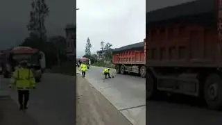 полицейский кидает кирпич в окно - разозлил китайского полицейского - получи кирпич в кабину