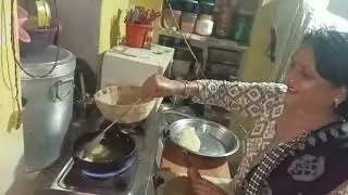 Pani puri banaa rahe hain
