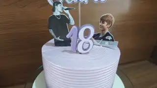 BOLO JUSTIN BIEBER COM GLITTER ROXO