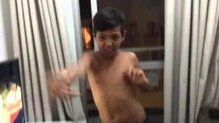 Garoto dançando Twerk