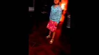 La niña flexible