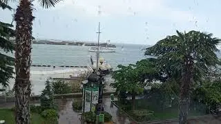 Я  с  матерю  в  столовой  обедаем  я снимаю  на  видео корабли и  ждем   пока  закончится  дождь