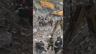 На кадрах – момент обрушения многоэтажки.
