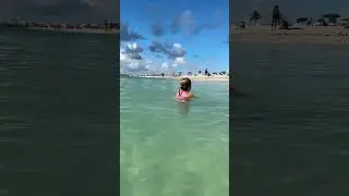Маленькая девочка весело плещется в океанской воде. Короткое видео! 