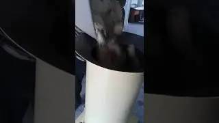 Перебивает сухие отходы на пыль. 