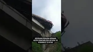 Truk nyangkut di jembatan