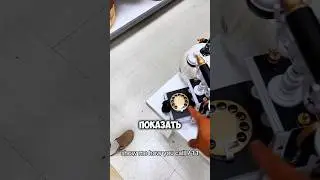 Девушка не знает как пользоваться старым телефоном