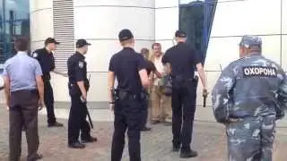 Наша полиция нас бережет  Шестеро полицейских в течении 6 минут проводят задержание одного человека