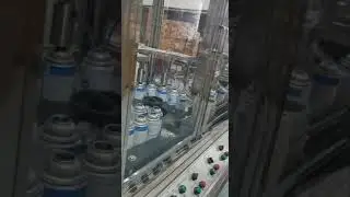 Envasadora y colocadora de tapones para botellas de aerosol.