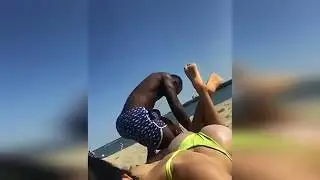 Girl farts on the beach / Девушка пукает на пляже