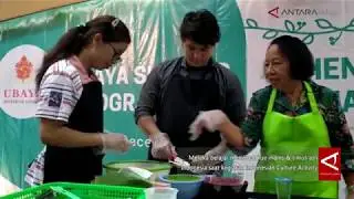 Puluhan mahasiswa asing Ubaya belajar buat kue tradisional Indonesia