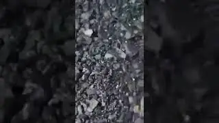Мариинский посад. 07.07.2020. что за угольная крошка по всему берегу ?