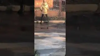 Девочка снимает видео в Tik Tok
