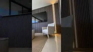 Sala moderna diseño interior con madera alistonada wpc y luz led. #diseñointerior #salas #luzled