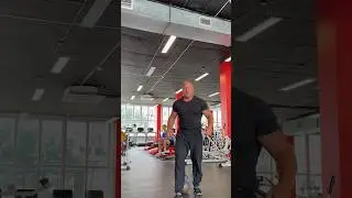 Жим гири на мизинце😬#гири