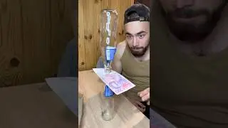 Достань деньги из под бутылок так чтобы они не упали