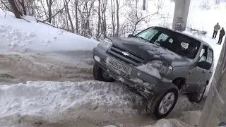 Нива, Шеви Нива, Suzuki Vitara по глубокому снегу. Часть 2. Или Тест шин на ледяной горке.