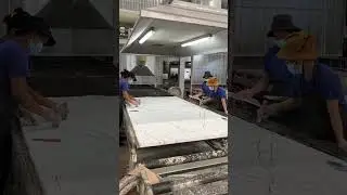 Put the stirred raw materials on the molding plate and make the veins by hand#quartz #quartzfactory