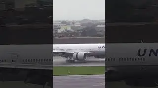 N2136U United Boeing 777-322ER@TPE