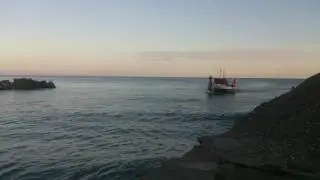 Корабль входит в устье в Джубге