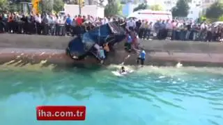 Adana'da sulama kanalına düşen makam aracında can pazarı