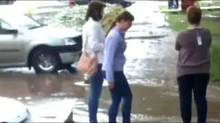 Затопление двора Похвистнево кл. Васильева 13 во время дождя.