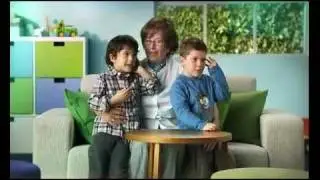 Los niños enseñan a los abuelos como usar las nuevas tecnologias