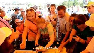 Раздача праздничного пирога на день города в городе Костанай 2017 год.