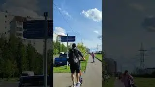 Самокатчики по тротуару отовсюду 