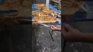 Стол из слэба и смолы. Процесс бронирования стола антивандальной полиуретановой плёнкой 180 микрон.