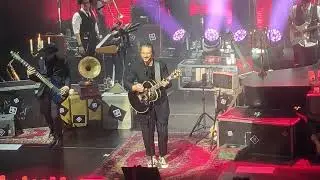 Arjona - HONGOS . Presento sintomas de covid en concierto.