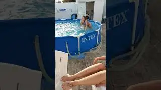 sofia en la piscina