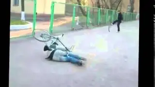 Хохма! - Парень грохнулся с велосипеда!
