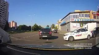 Таксист сдал задом в микру. Микродтп :) Жулебино ул. Г. Кузнецова.