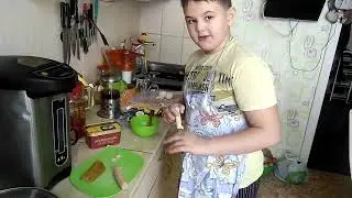 Данил готовит завтрак