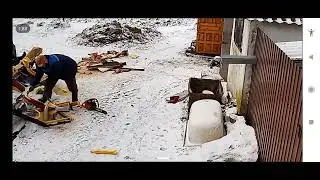 Утилизация старой мебели.