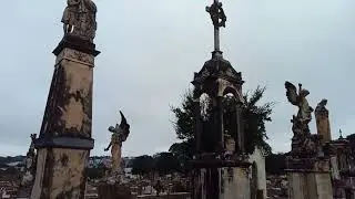 Cemitério antigo e seus jazigos monumentais