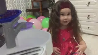 Асмира на кухне.  Детские игры