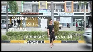 Orang Ditabrak pas lagi foto-foto