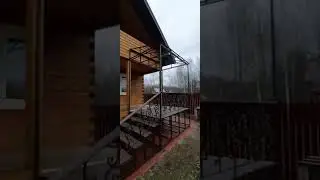 Установили большое крыльцо к дому.