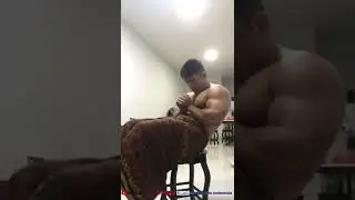 Ganteng Olahraga Dirumah Pake Sarung Buka Baju Pamer Badan Berotot