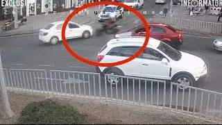 Моторошне зіткнення мотоцикліста з авто у Дніпрі. Байкер у важкому стані