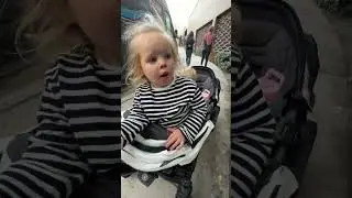 Наоми разговаривает на прогулке с Дэвидом. Забавное видео!